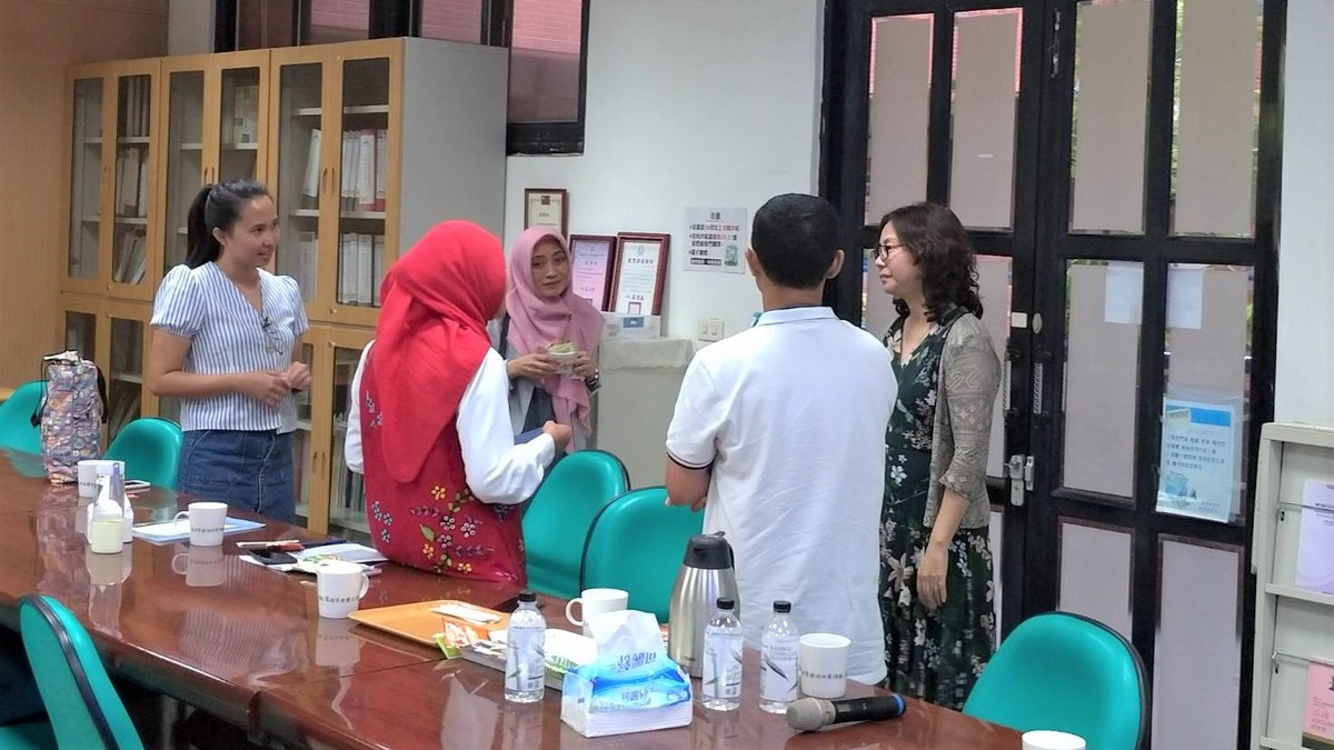 Prof Chuang's meeting with her students